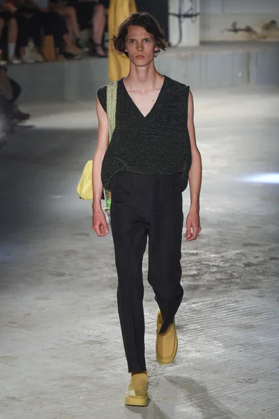 Look 10
